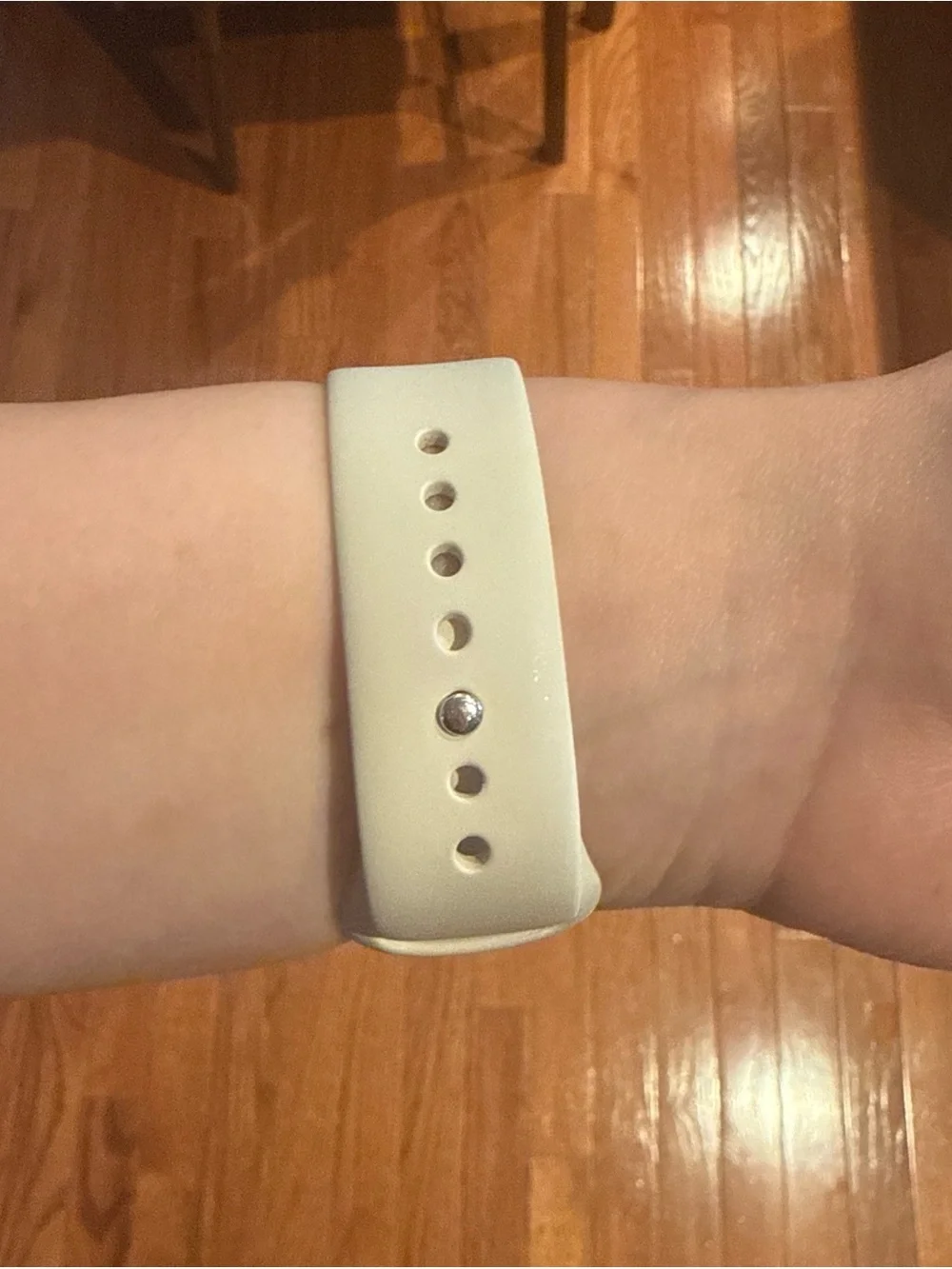 Apple Watch SE 2nd Gen with Starlight Aluminum Case and Starlight Sport Band